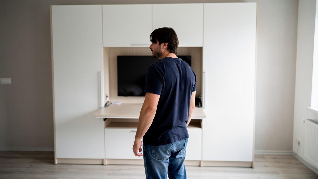 Muškarac ledja tv komoda